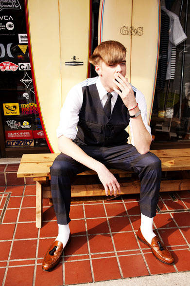 <strong>Numero Uno｜ヌメロ ウーノ</strong>　2013春夏コレクション　ベスト2万7300円、シャツ1万6800円、パンツ2万9400円、タイ7140円