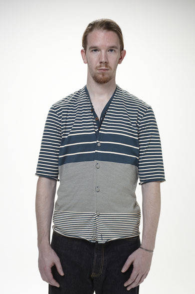 <strong>FLISTFIA｜フリストフィア</strong>　2013春夏コレクション　2/3 Sleesve Cardigan 1万2600円、Henley Neck T-Shirt 6195円