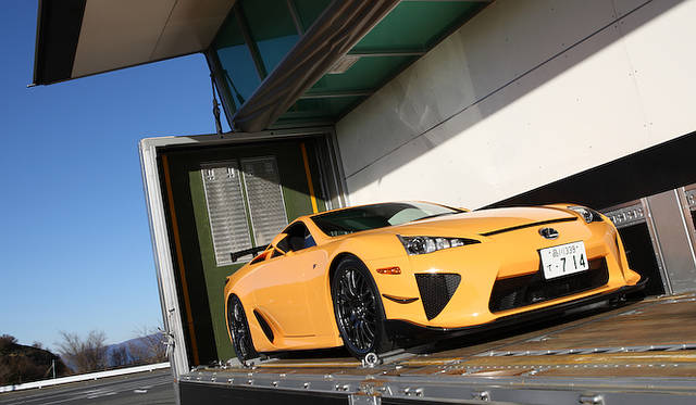 <strong>Lexus LFA Nurburgring Package｜レクサス LFA ニュルブルクリンク パッケージ</strong><br />LFAはトレーラーに積載された状態で輸送された