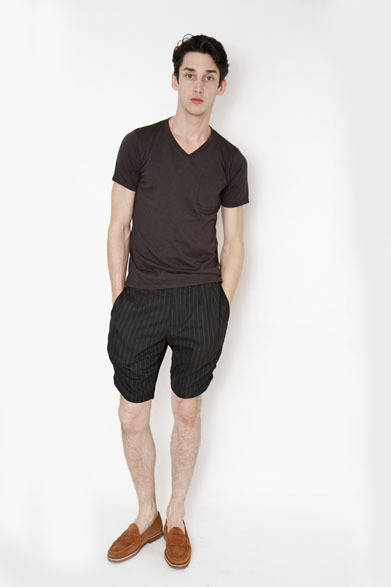 <strong>MINOTAUR｜ミノトール</strong>　2013春夏コレクション　Ezipt Giza S/S T-shirts 9975円、GATHER PINSTRIPE SHORTS 2万3625円