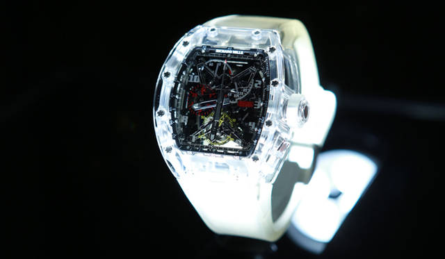 <strong>Richard Mille｜リシャール・ミル</strong>　今年の「SIHH」で発表された最新作「RM056」。サファイヤクリスタルのケースを採用する。世界限定5本、価格は1億4700万円となる