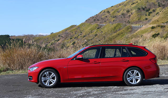 <strong>BMW 320d BluePerformance Touring Sport｜ビー・エム・ダブリュー 320d ブルーパフォーマンス ツーリング スポーツ</strong><br />新型3シリーズの特徴であるテールに向かって上昇するサイドラインは、このツーリングでより一層際立った