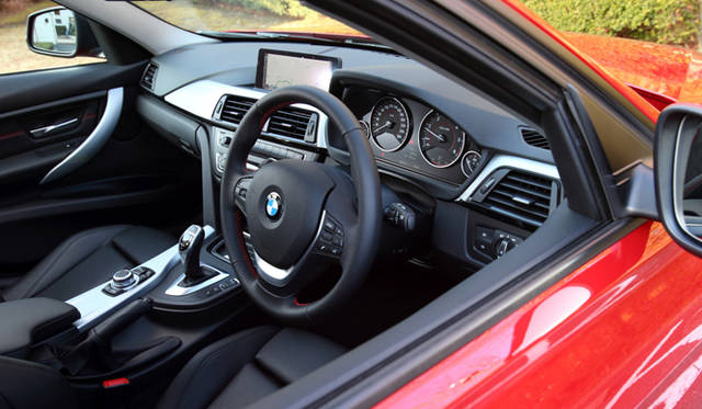 <strong>BMW 320d BluePerformance Touring Sport｜ビー・エム・ダブリュー 320d ブルーパフォーマンス ツーリング スポーツ</strong><br />近年のBMWの文法に則り人間工学に基づき設計されたコックピットは、あらゆる操作系統がドライバーを囲むようにレイアウトされている