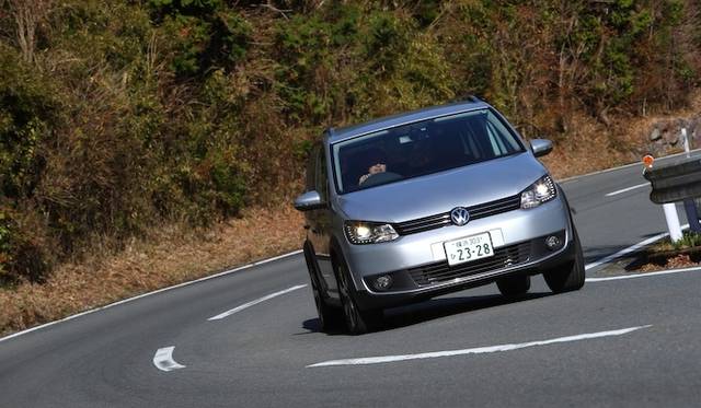 低回転域をスーパーチャージャーで過給し、高回転域はターボチャージャーで過給するツインチャージャーのシステムを採用した1.4リッターエンジンは「ポロGTI」同様。最高出力103kW（140ps）、最大トルクはわずか1,250rpmで220Nm（22.4kgm）を発生する