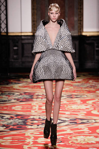 <strong>Iris Van Herpen ｜イリス ヴァン ヘルペン</strong>　2013年春夏オートクチュール コレクション
