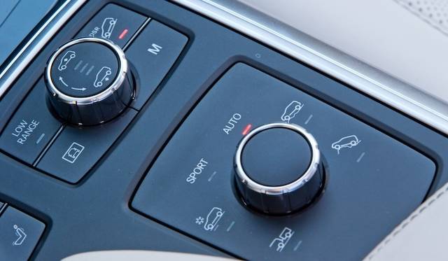 <strong>Mercedes-Benz GL 500 4MATIC BlueEFFICIENCY｜<br />メルセデス・ベンツ GL 500 4マチック ブルーエフィシエンシー</strong><br />「オン＆オフロードパッケージ」に備わるドライビングモード選択スイッチ