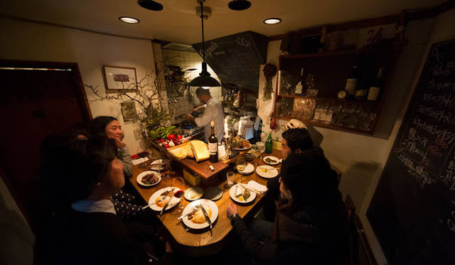 <strong>角田陽太｜東京浪漫酒場</strong>　学芸大学「Cignale Enoteca（チニャーレ・エノテカ）」　店内。厨房、化粧室あわせて10㎡、カウンター6席というミニマムなイタリアン