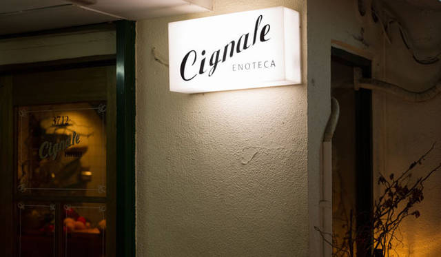 <strong>角田陽太｜東京浪漫酒場</strong>　学芸大学「Cignale Enoteca（チニャーレ・エノテカ）」　外観。クラシックでシンプルな看板
