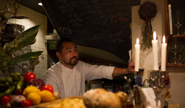 <strong>角田陽太｜東京浪漫酒場</strong>　学芸大学「Cignale Enoteca（チニャーレ・エノテカ）」　店主の東森俊二さん。キーボードに囲まれたHerbie Hancockのようなすべてに手に届く大きさの厨房内にて