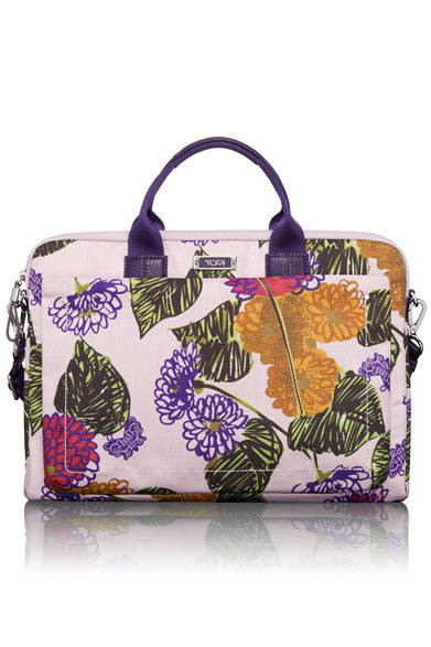 <strong>TUMI｜トゥミ</strong>　「Anna Sui for Tumi コレクション」　15インチのPCの持ち運びに最適なラップトップ・ケース。「Voyageur」 “マコン” ラップトップ・キャリア 3万1500円