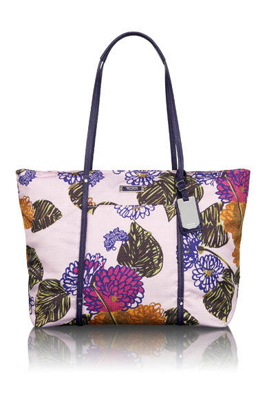 <strong>TUMI｜トゥミ</strong>　「Anna Sui for Tumi コレクション」　軽くて大容量のトートは週末の旅行にも最適。「Voyageur」 Qトート 3万450円