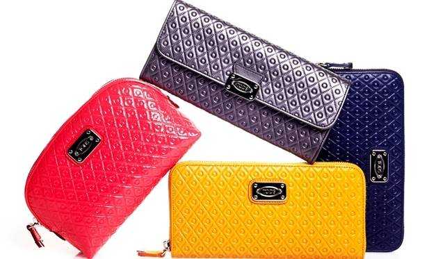 <strong>TOD’S｜トッズ</strong>　左から、「シグネチャー」ポーチ 2万8350円、長財布 5万8800円、ファスナー長財布 各5万4600円