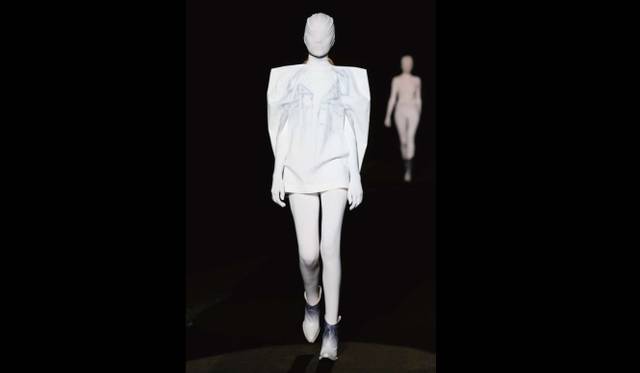 <strong>ART 13｜「ARRRGH! MONSTERS DE MODE」</strong><br /><br />　Maison Martin Margiela, S/S 2009, © photo: Yannis Vlamos.