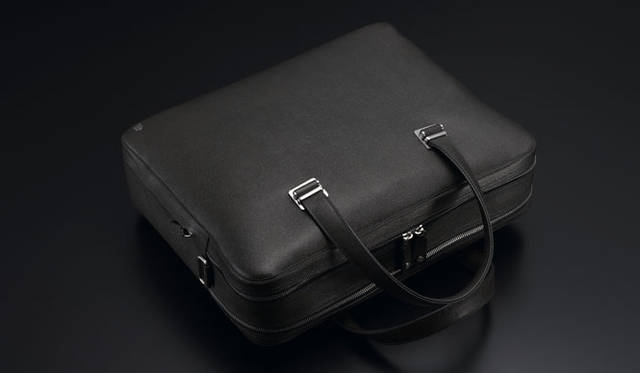 <strong>dunhill｜ダンヒル</strong>　レザーコレクション「Bourdon」　ビジネスパーソンに必要なアイテムをすべて収納できるダブルジップのブリーフケース14万9100円（40×31×11cm）© dunhill