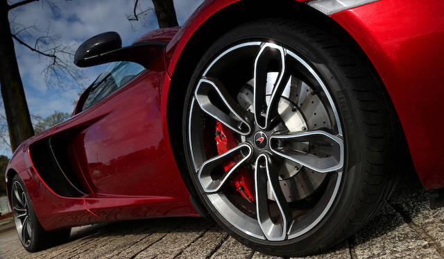 フロントタイヤは、235/35 R19サイズの、ピレリ P ゼロをはく
