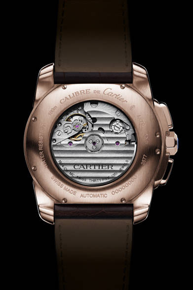 <strong>Cartier│カルティエ</strong>　Laziz Hamani © Cartier 2012<br />「カリブル ドゥ カルティエ クロノグラフ ウォッチ」ケースバックはシースルーで、上側のブリッジがオープンワークになっているため、精密なクロノグラフの特徴を眺めることができる