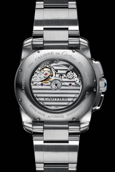 <strong>Cartier│カルティエ</strong>　Laziz Hamani © Cartier 2012<br />「カリブル ドゥ カルティエ クロノグラフ ウォッチ」シースルーバックの地板には、コート・ド・ジュネーブと呼ばれるスイス時計伝統の美しい波状模様の装飾がほどこされている