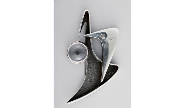 <strong>ART｜『カリフォルニア・デザイン1930-1965－モダン・リヴィングの起源－』</strong>　マーガレット・デ・パッタ デザインズ・コンテンポラリー社 〈ピン〉1946–57年頃 ロサンゼルス・カウンティ美術館蔵 LACMA, Decorative Arts and Design Acquisition and Deaccession Funds © Margaret De Patta Estate, courtesy Martha Bielawski. Photo © 2011 Museum Associates/LACMA