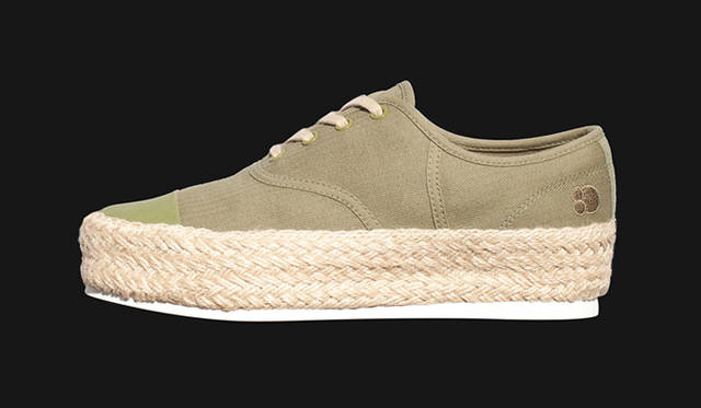 <strong>LACOSTE｜ラコステ</strong> こちらはウィメンズのスニーカー。「RENE PLATFORM ESPA」1万500円（ラコステ／ラコステお客様センター）