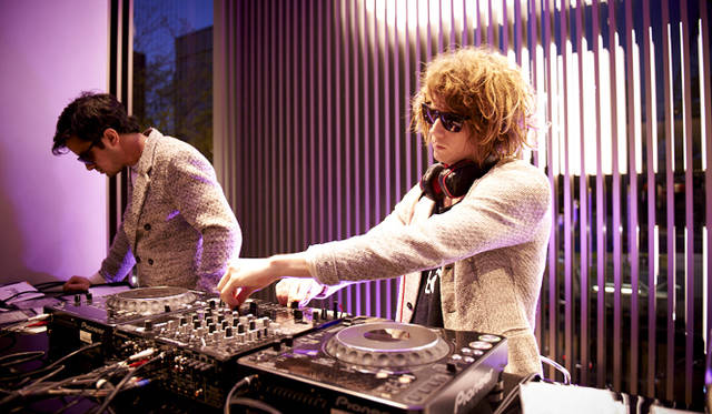<strong>EMPORIO ARMANI｜エンポリオ アルマーニ　新旗艦店オープニングイベントをレポート！</strong>　DJセットを披露したミステリージェッツのカピル・トレヴェディ（写真左）とブレイン・ハリソン