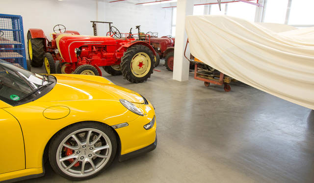 911などのスポーツカーとともに、ポルシェが生産していたポルシェ製のトラクターの姿もある。日本では「井関農機（ISEKI）」が輸入販売していた。後のポルシェのレース活動でISEKIがスポンサーにつくことがあったのはそのためだ