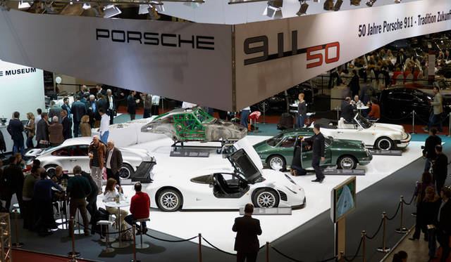 歴代911にまじり、ル・マン24時間耐久レースのために製造されたレーシングカー「911 GT1」の姿もある。これは1998年製で、トヨタの「GT-One TS020」と最後まで熾烈な首位争いを演じ、結果総合優勝を手にしたマシンと同型のロードカーバージョン