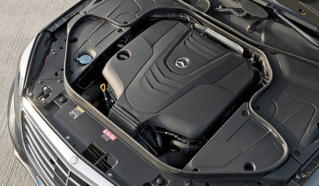「S 350 ブルーテック」の、2,987cc V型6気筒ディーゼルエンジン。最高出力190kW（258ps）/3,600rpm、最大トルク620Nm/1,600-2,400rpmを発生する。