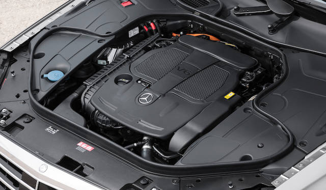 「S 400 ハイブリッド」は、最高出力225kW（306ps）/6,500、最大トルク370Nm/3,500-5,250rpmを発揮する、3,498cc V型6気筒エンジンと、最高出力20kW、最大トルク250Nmを発揮する電気モーターの組みあわせ