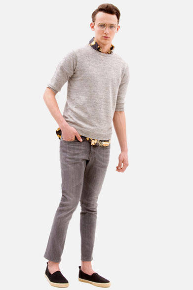 <strong>BEAUTY&YOUTH UNITED ARROWS</strong>　「Web LOOK BOOK “LOOKS” 2013 SUMMER」　ニット8190円、シャツ1万7640円、パンツ9240円、アイウェア1万9950円、靴8190円