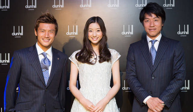 左から、セレッソ大阪所属の播戸竜二選手、タレントの足立梨花さん、元サッカー日本代表の平野孝さん