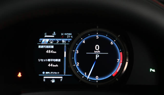 LFAと同様の意匠となるIS F SPORT専用の可動式リングメーター