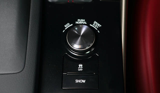 F SPORTモデルはSPORT SにくわえてSPORT S+という走行モードを持つ。通常モデルはかわりにSPORTモードをもつ