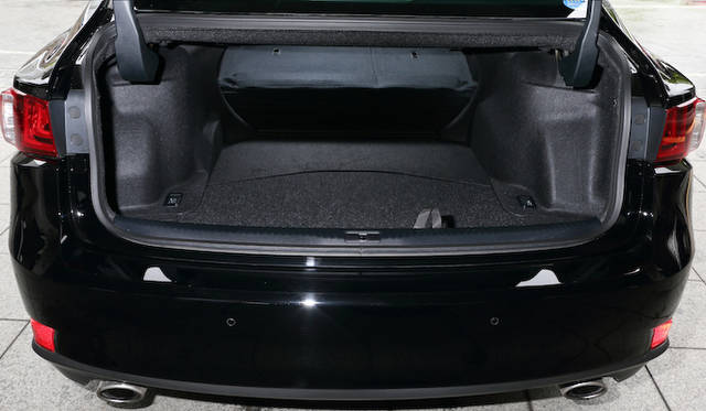 トランク容量は480リットル。ハイブリッドモデルでもバッテリー搭載位置の工夫によって450リットルを確保する。いずれの場合も、分割可倒式リアシートを倒すことで長尺物の搭載も可能だ