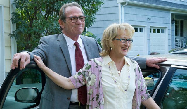 <strong>MOVIE｜『31年目の夫婦げんか』</strong>　夫婦役を演じたメリル・ストリープ（右）とトミー・リー・ジョーンズ　© 2012 GHS PRODUCTIONS, LLC.  All Rights Reserved.