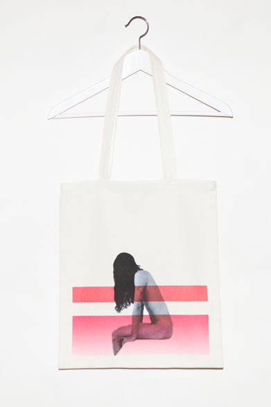<strong>ato｜アトウ</strong>　 ato×Thomas Dozol コラボレーション　「Fading Bridge（Red）, 2013」　バッグ5040円
