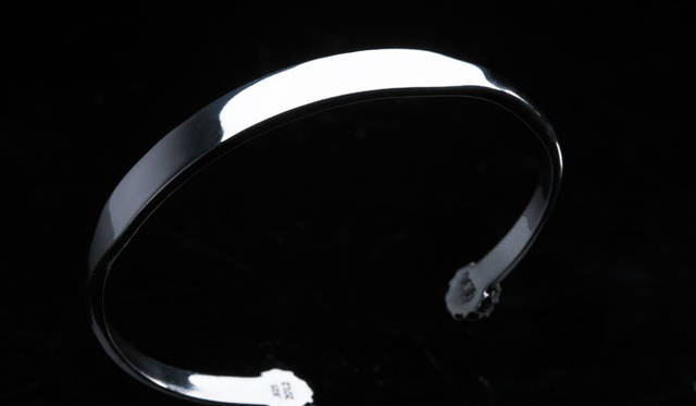 <strong>CHROME HEARTS｜クロムハーツ</strong>　名前やメッセージを最大15文字まで刻印できるクロムハーツの新作フラットバングル