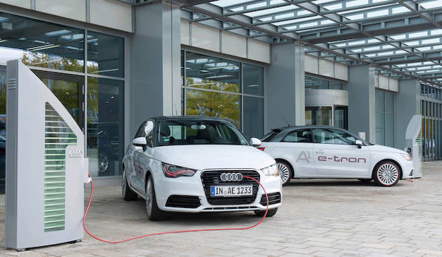 インゴルシュタットのアウディ フォーラム前のAudi A1 e-tron 