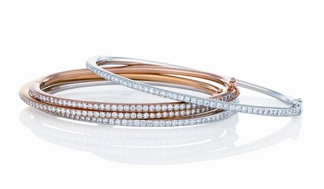 <strong>DE BEERS｜デビアス</strong>　「スレッドパヴェ」シリーズの新作「ハーフ オーバル バングル」