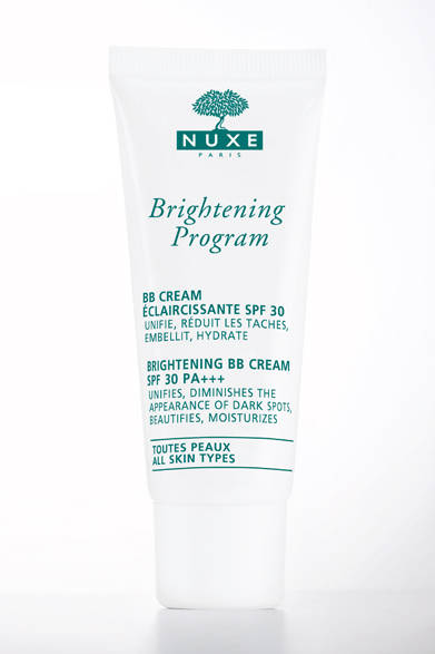 <strong>NUXE│ニュクス</strong><br /><br />優れた効果を秘める花ばなのブーケと、ミネラル成分の巧みな組み合わせにより誕生した自然由来のBBクリームは、赤ちゃんのような肌を目指す女性にぴったりのアイテム。シミ生成のブロック作用があるホワイトクロッカスや明るい肌へ導くデイジー、紫外線や環境汚染にさらされる肌をすこやかに保つグリーンティの成分が含まれたクリームは肌にするりと溶け込み、つやのあるナチュラルな肌へと仕上げてくれる。<br /><br />ブライトニング ミネラルファンデーション BB[30mL]　SPF30　/　PA+++　3780円<br /><br />ブルーベル・ジャパン<br />Tel. 03-5413-1070<br />www.nuxe.co.jp