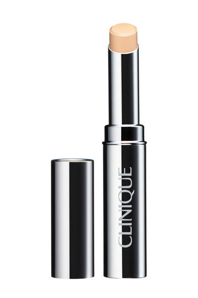 <strong>CLINIQUE│クリニーク</strong><br /><br />いまあるシミやくすみをカバーするとともに、ビタミンC誘導体の薬用美白成分と紫外線防御力が最大限の効果を発揮。塗るほどに過去のシミと決別でき、シミをつくりにくい肌へと導いてくれる。ずっと悩み知らずでいるためのスティックコンシーラー。耐湿性、カバー力に優れ、長時間密着してくれるほか、ホワイトをベースにほかのカラーを重ねづけすることで、よりパーフェクトで均一な美しい肌色を生み出すことができる。<br /><br />ダーマ ホワイト スポッツ コンセントレート コンシーラー21[3.5g] SPF21 / PA++　全3色　3990円 ※医薬部外品<br /><br />クリニーク　お客さま相談室<br />Tel. 03-5251-3541<br />www.clinique.co.jp