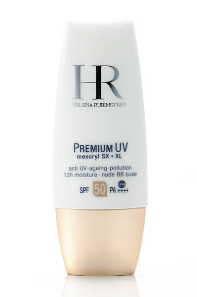 <strong>HELENA RUBINSTEIN│<br />ヘレナ ルビンスタイン</strong><br /><br />オリジナルで開発された先進のUVフィルターがUVA、UVBともに徹底的に防御し、ジャスミンエキスや大豆エキスなどのスキンケア成分が紫外線によって現れるエイジングサインをブロック＆ケア。どんな肌色でも瞬時にニュートラルなトーンに仕上がるこだわりのグレージュと隠しパールが、ファンデーションを重ねても白浮きしない肌に。大人の肌悩みをクリアにするとともに、エイジングの悩みもカバーする。<br /><br />プレミアム UV-AG 50 ヌードBBベース[30mL] SPF50 / PA++++　5985円ヘレナ ルビンスタイン<br />Tel. 03-6911-8287<br />www.helenarubinstein.jp/