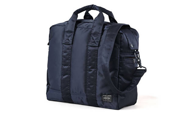 <strong>HEAD PORTER｜ヘッド・ポーター</strong>　「TANKER」ニューコレクション　KIT BAG同様、雨よけのカバーを再現したスクエアシルエットが特徴のショルダーで、ハンドル・ショルダーの2ウェイタイプ「2WAY SHOULDER BAG」（622-0073 / W280×H265×D125mm）1万9950円