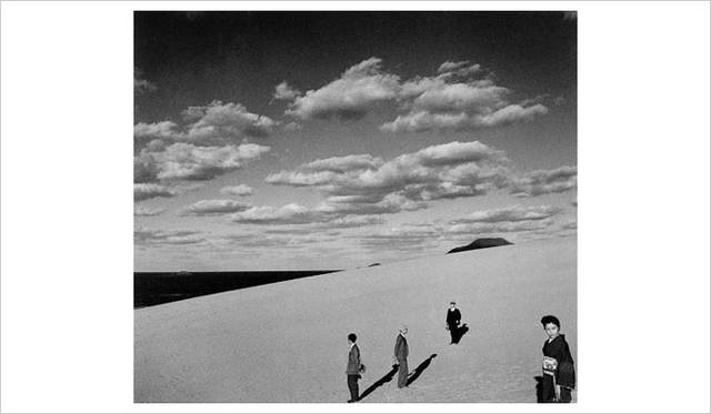 <strong>SHOJI UEDA MUSEUM OF PHOTOGRAPHY</strong>　植田正治生誕100年特別企画展「SHOJI UEDA:DUNES」　「妻のいる砂丘風景（III）」（1950年頃）©:Shoji Ueda