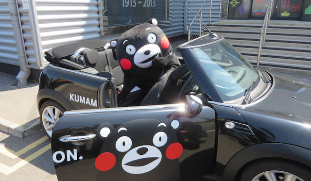 さっそく、くまモンMINIに乗り込む、くまモン