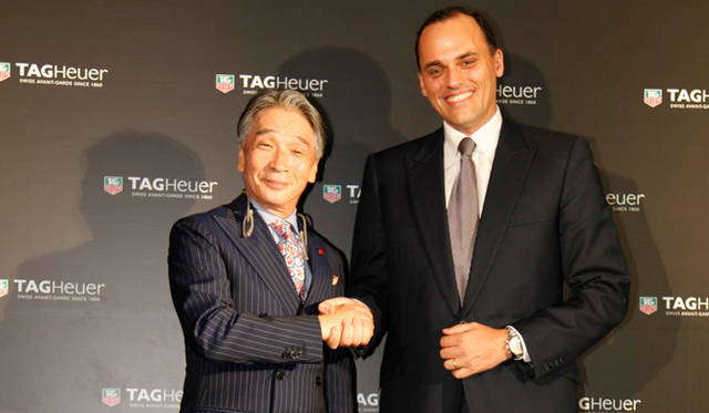 「JAPAN MOTOR RACING HALL of MAME／ジャパン・モーターレーシング・ホール・オブ・フェイム」のプレゼンターを務めた堺正章氏と、タグ・ホイヤージャパンジェネラルマネジャーのアントワーヌ・パン氏