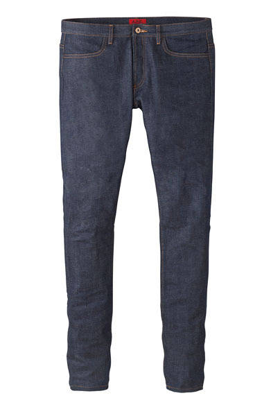 <strong>A.P.C.｜アー・ペー・セー</strong>　 A.P.C.とKanye Westのコラボレーション「A.P.C. KANYE」　ローウエスト、ワイドヒップ、かなり細身なレッグ、ボタンフライ、ポケット4つ、「A.P.C. KANYE」ロゴの赤いラベルが特徴。KANYE ジーンズ 3万450円