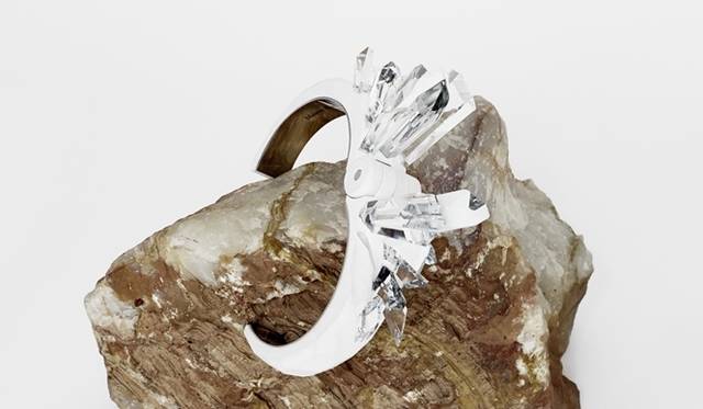 <strong>Maison Martin Margiela Crystalactite for Swarovski｜革新的なフュージョンカット「クリスタラクタイト」を発表</strong>　コマーシャルピース　“Maison Martin Margiela for Atelier Swarovski”