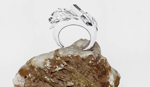 <strong>Maison Martin Margiela Crystalactite for Swarovski｜革新的なフュージョンカット「クリスタラクタイト」を発表</strong>　コマーシャルピース　“Maison Martin Margiela for Atelier Swarovski”