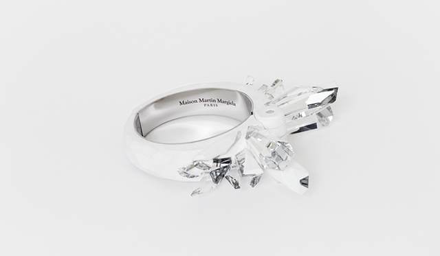 <strong>Maison Martin Margiela Crystalactite for Swarovski｜革新的なフュージョンカット「クリスタラクタイト」を発表</strong>　オートクチュールのジュエリーピース　“Maison Martin Margiela Crystalactite for Swarovski”
