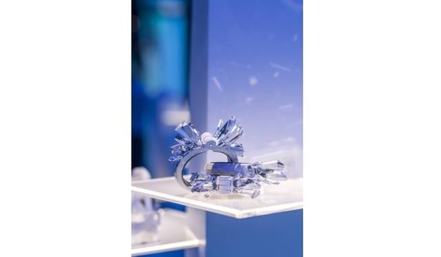<strong>Maison Martin Margiela Crystalactite for Swarovski｜革新的なフュージョンカット「クリスタラクタイト」を発表</strong>